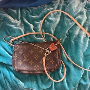Authentic Louis Vuitton crossbody purse, amazing condition